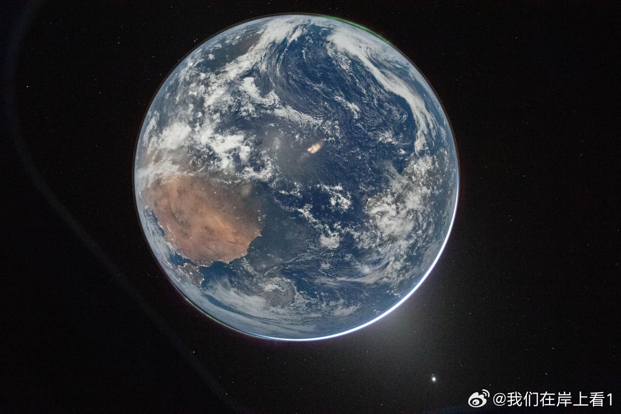 这是美国宇航局近55年来发布的首张地球全景照片。这张照片是由猎户座飞船上的宇航员