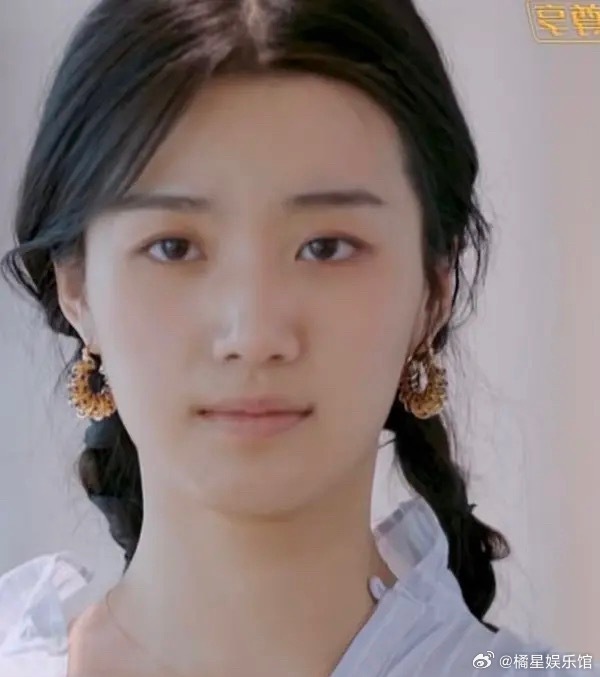 王楚然🆚卢昱晓原生脸pk，美女还是有相似之处的