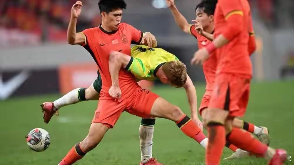 针对“海港为彭啸开出超千万报价”的传闻，有媒体人直接反驳称这是“想多了”。文章指