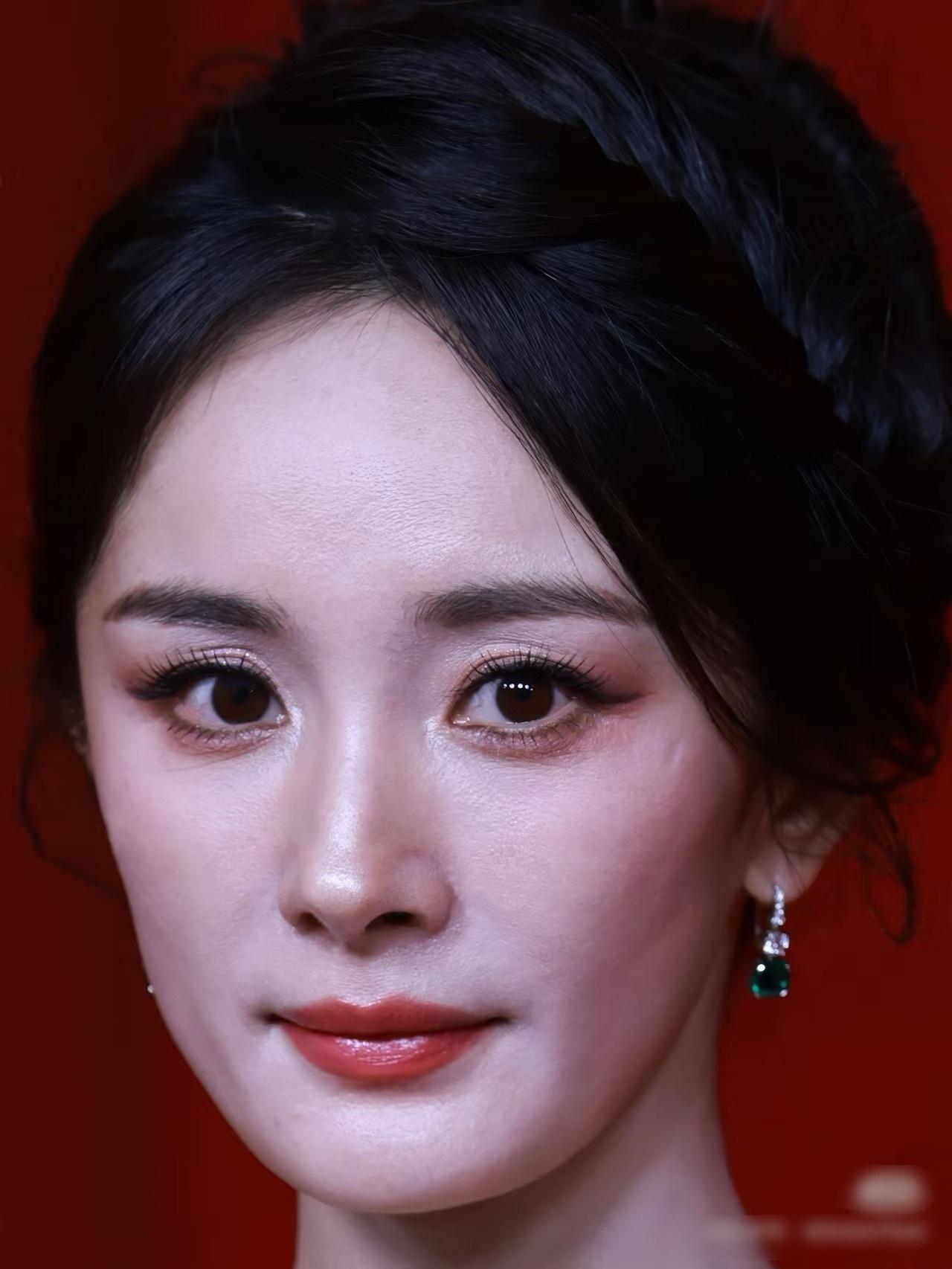 这才是现实里看到的杨幂，毫无ps，这图生到毛孔都看见了