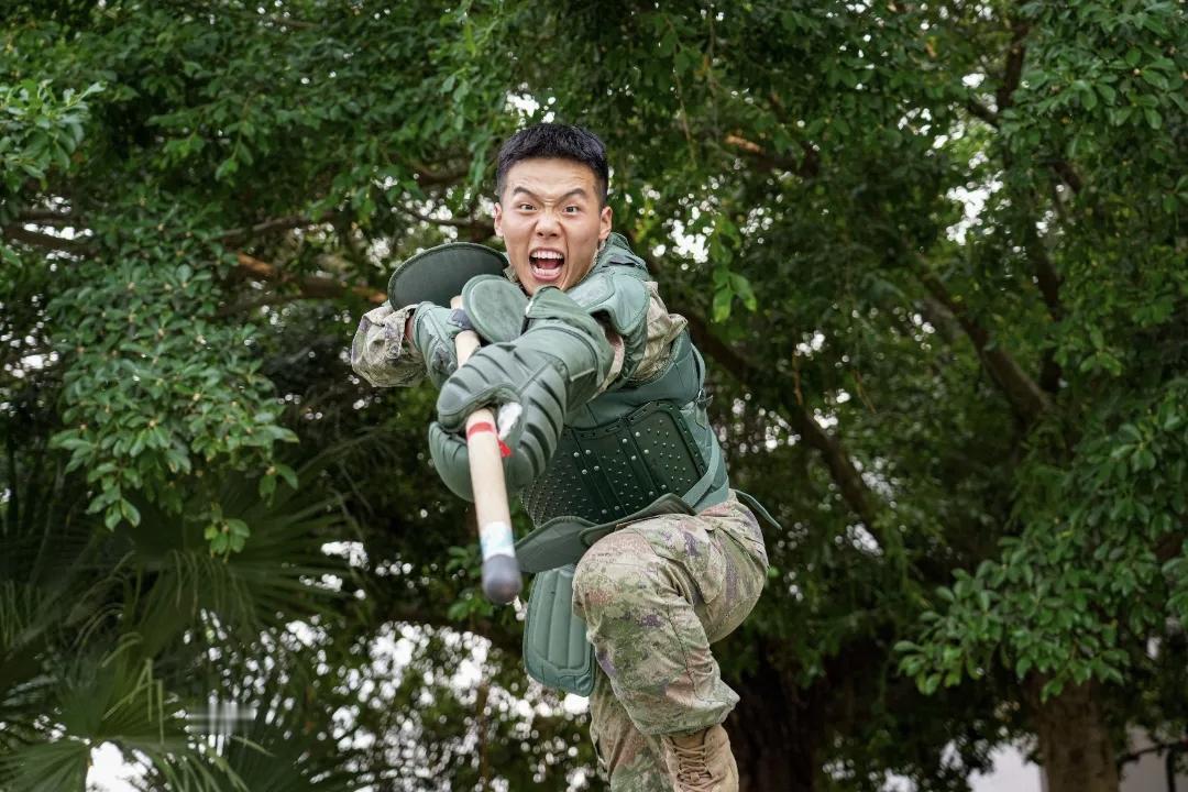 在刚结束的全军刺杀骨干集训比武擂台上，第74集团军中士省国振一举夺得综合排名第一