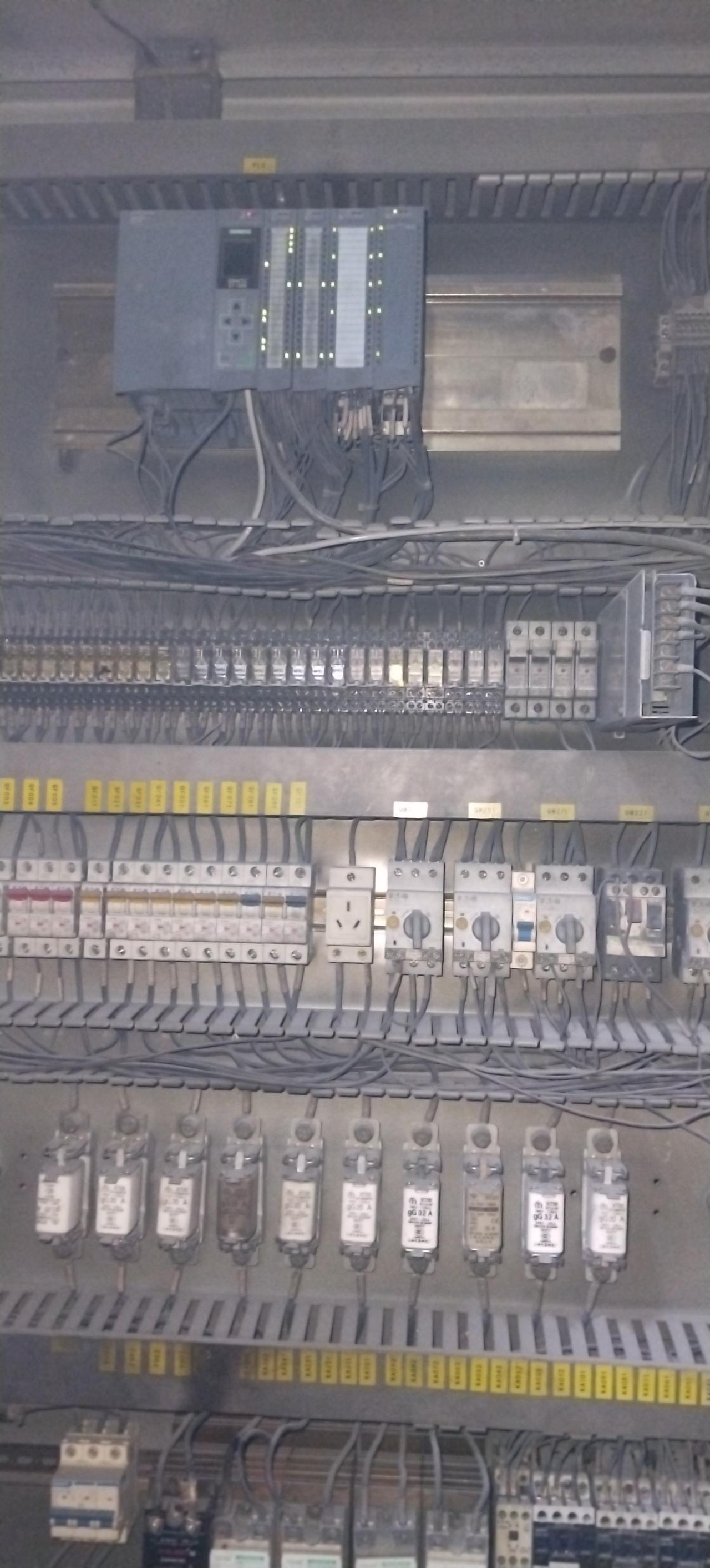 我上家公司老板打电话给我，说温控老是不正常，一会好一会又不行，找外面人也来看了，