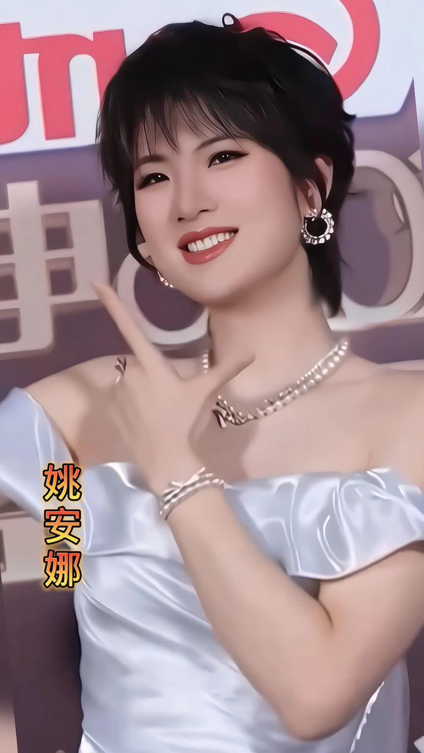 姚安娜出道酸倒一大波人，原因挺多的。她本名姚思为，“姚安娜”是艺名。作为华为创始