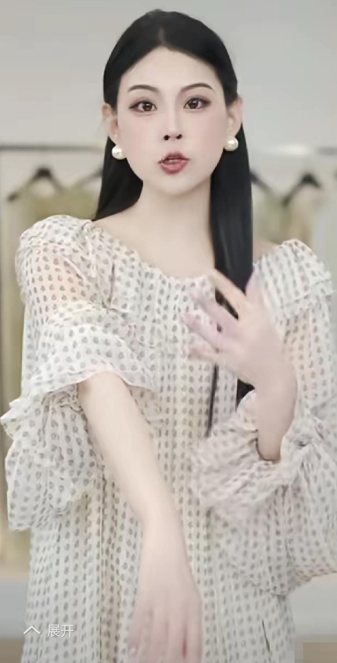 麻六记前主播雯雯大家都还记得吧？现在跟某个服装品牌做主播！想想麻六记原来团队