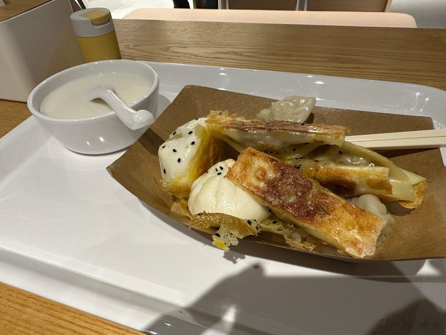 我终于恰上小鹏的饭了[滑稽笑]话说这饭堂也太太太豪华了，价格又不贵，每人每顿有