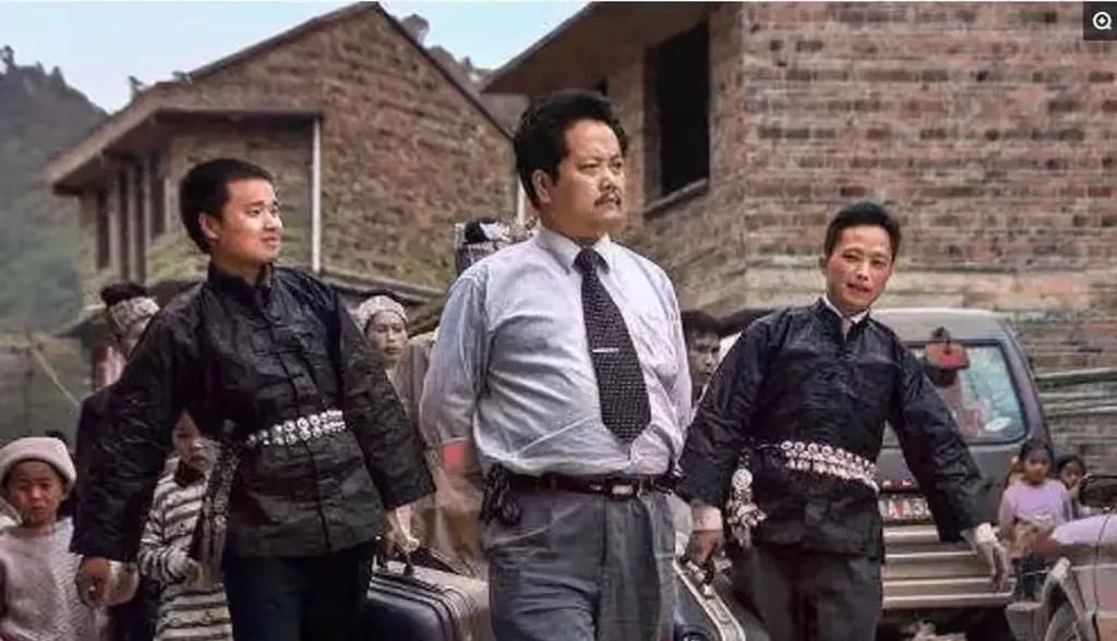 上世纪80年代的万元户，气场太大了！照片中，这名男子身穿衬衣，衬衣别在西裤里面