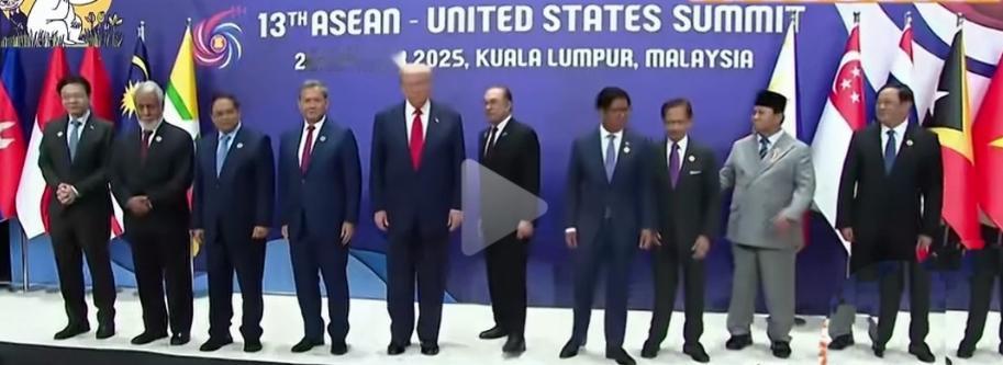仔细观察发现,美国总统特朗普和日本首相高市早苗都和东盟峰会的领导人合影。特朗普显