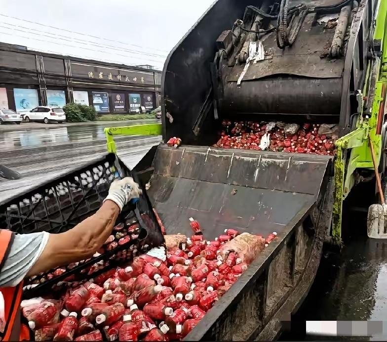 刷到抖音视频，山东人都在抵制山楂树下，有的倒在马桶里冲厕所，有的倒在下水道，有的