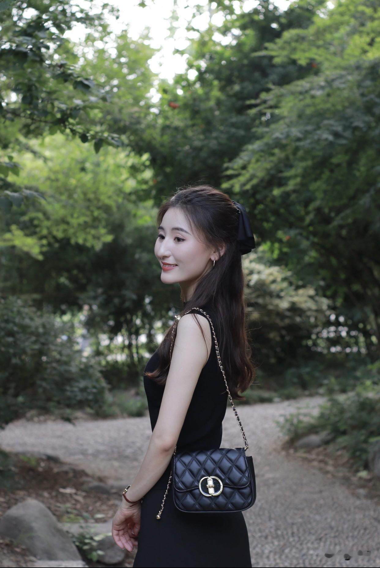 项链选简约的细链搭配小巧的吊坠，比如小巧的心形或圆形，精致又不会抢了裙子的风头。