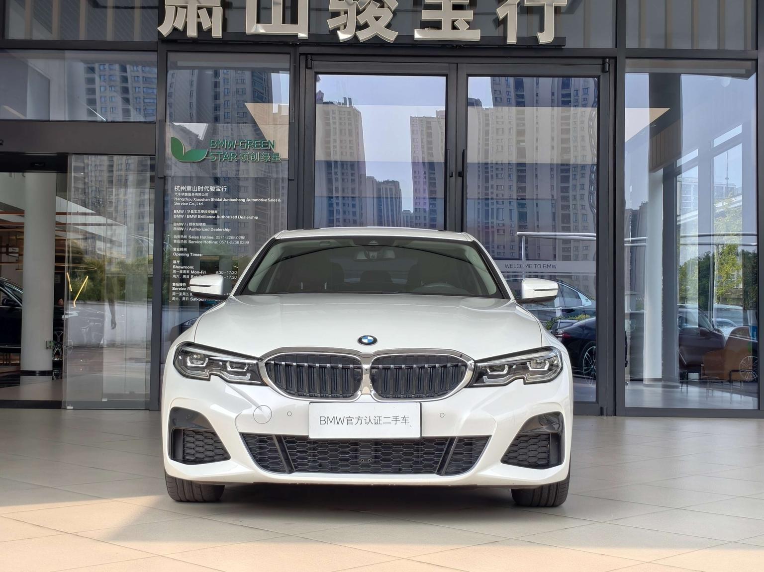 二手宝马3系，今儿必须给你掰扯明白！买错年款哭都来不及老铁们，二手3系现在价格简直杀疯了！当年落地三