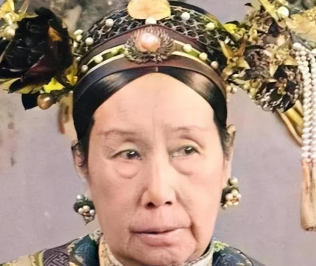 1889年，54岁的慈禧爱上了比她小20岁的侍卫那尔苏，两个人不能够经常见面，心