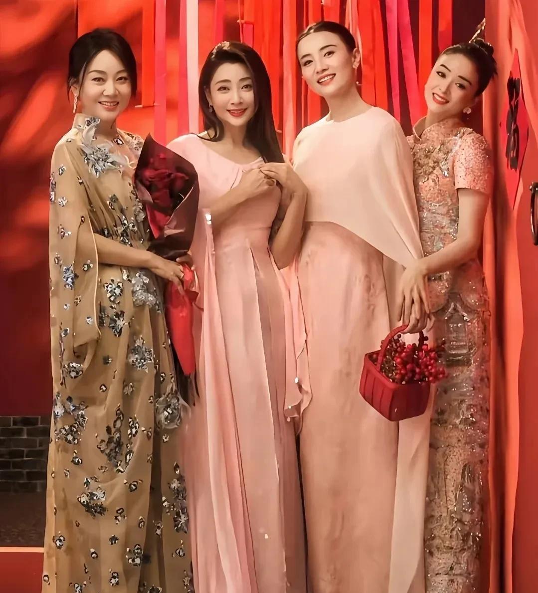 白玉兰奖这波真的杀疯了！左起闫妮、殷桃、宋佳、蒋欣这四位姐，直接把奖杯“焊”手里