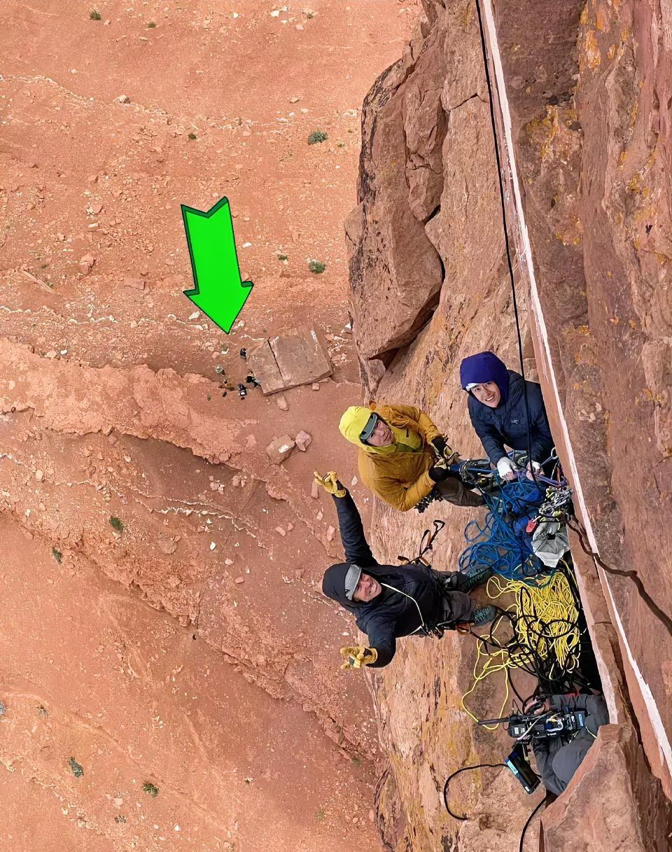 就知道王一博发出来的东西，肯定不简单！看完摩托姐姐的“解密”，才发现这张合照里藏