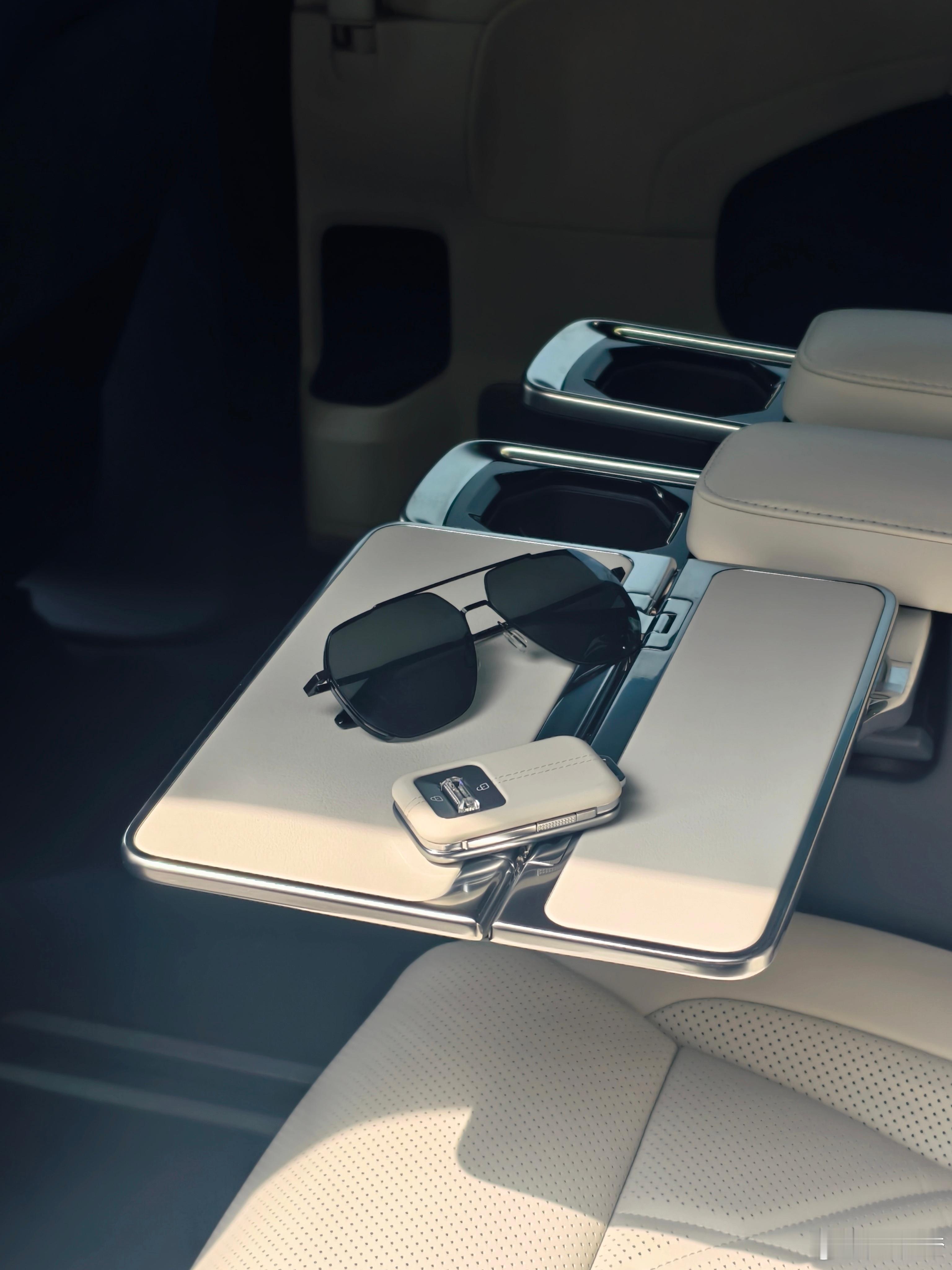 一套焕新极氪009的内饰，我这个是六座版本，七座版本有惊喜，昨天说的信息，今天也