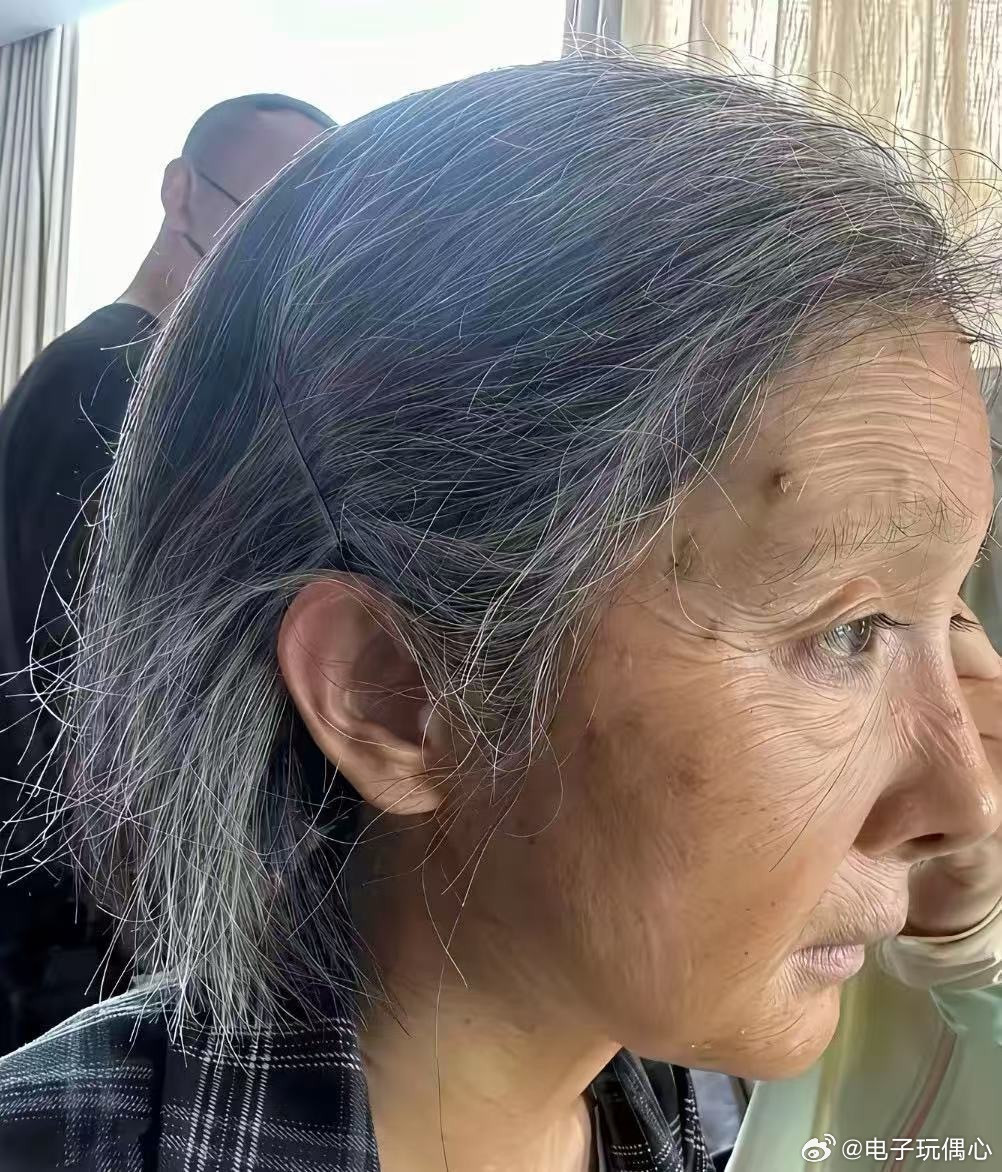 这化妆师也太厉害了，化的也太逼真了！你们服不服！