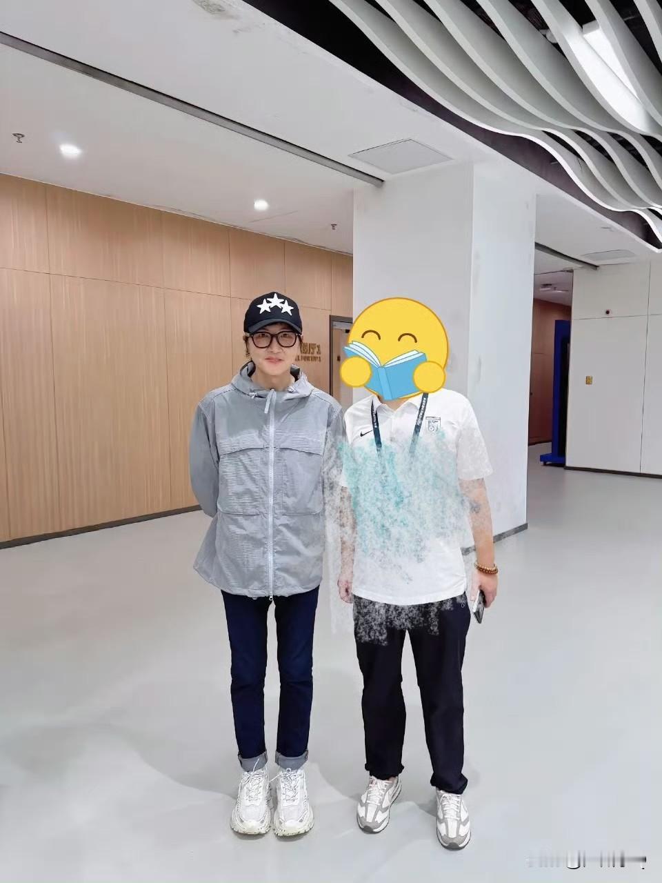 没搞错吧，这竟然是孙楠。人到中年变瘦之后，越长越秀气了。