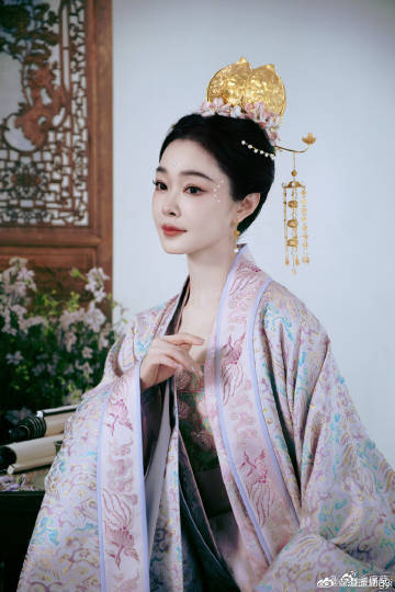 宋轶的宋是宋韵的宋如果说宋代美学有形象化的存在，那一定是宋轶。她将宋代的风华展