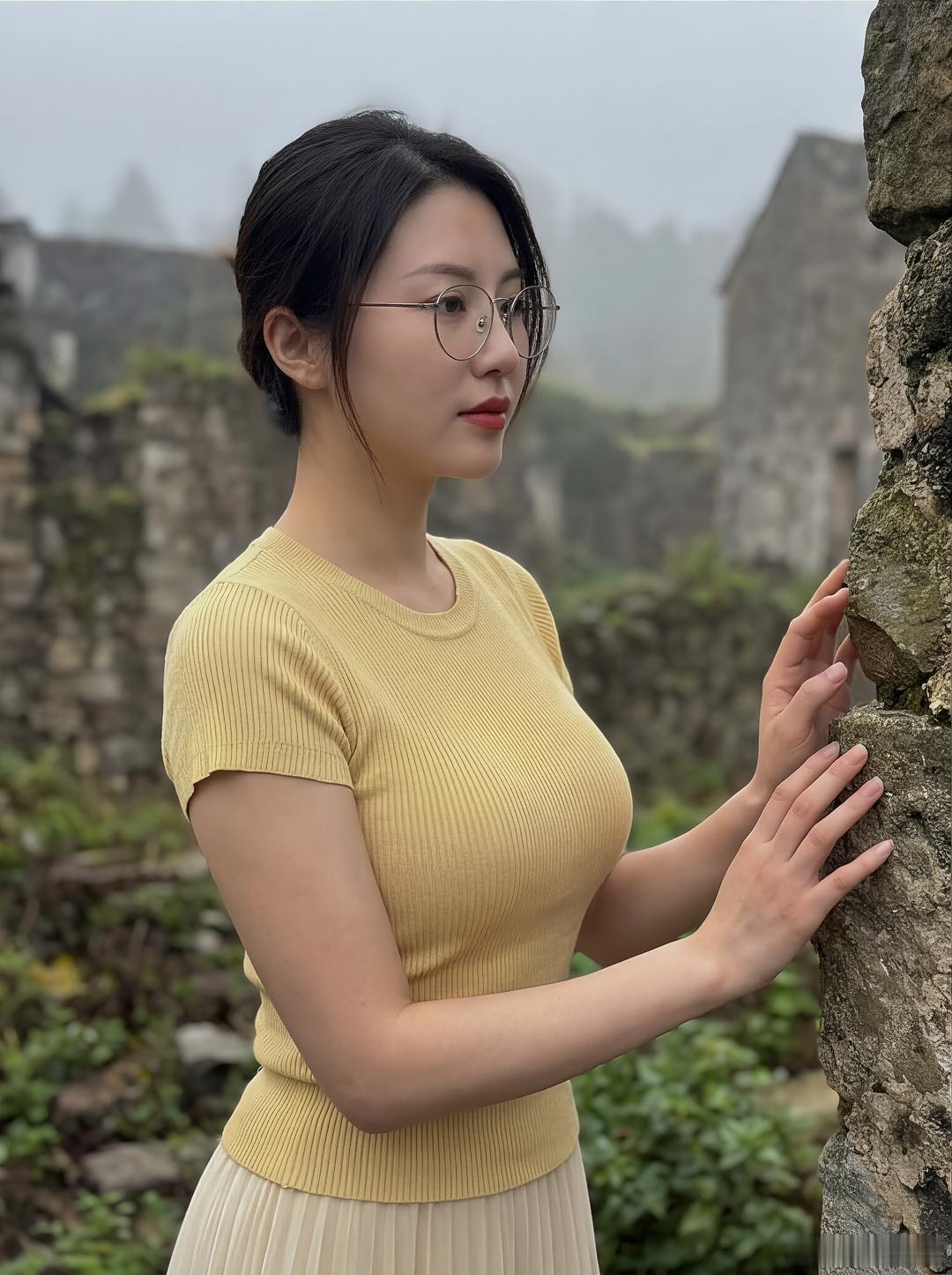 雾气缭绕的石墙，仿佛穿越了时空。遇见最真实的自己。