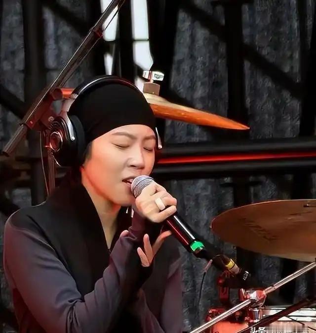 王菲带两个女儿在阿那亚，前夫窦唯也在，她穿着短裤露出一双长腿状态不错​​​