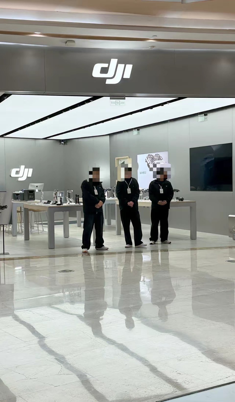 如今的大疆专卖店门口，和往日里人流如织的景象反差明显。飞机卖得大不如前，其他产品