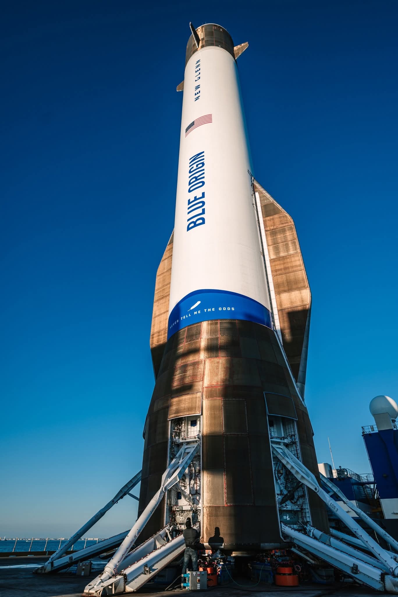 昨天在卡纳维拉尔港，蓝色起源正在利用翻转装置对回收的新格伦火箭一级助推器进行水平