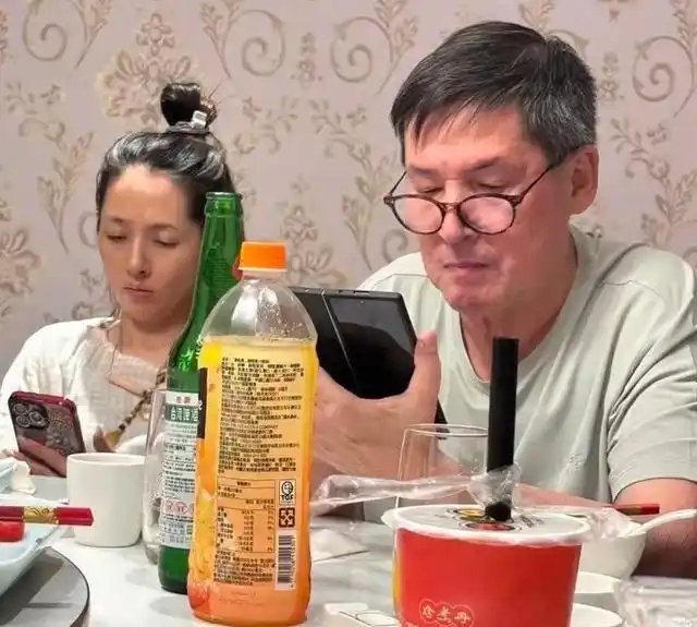 42岁郭碧婷素颜陪吃饭，旧手机不离手太真实，向佐让位显分寸感​