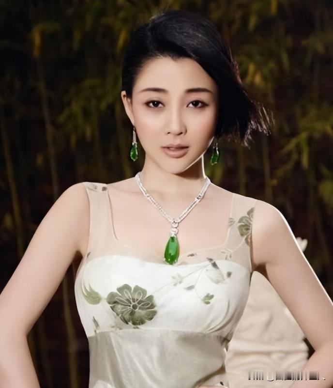 当年，殷桃在富豪孙东海的疯狂追求下，成为了他的女人，没想到孙东海还忘不了女星李小