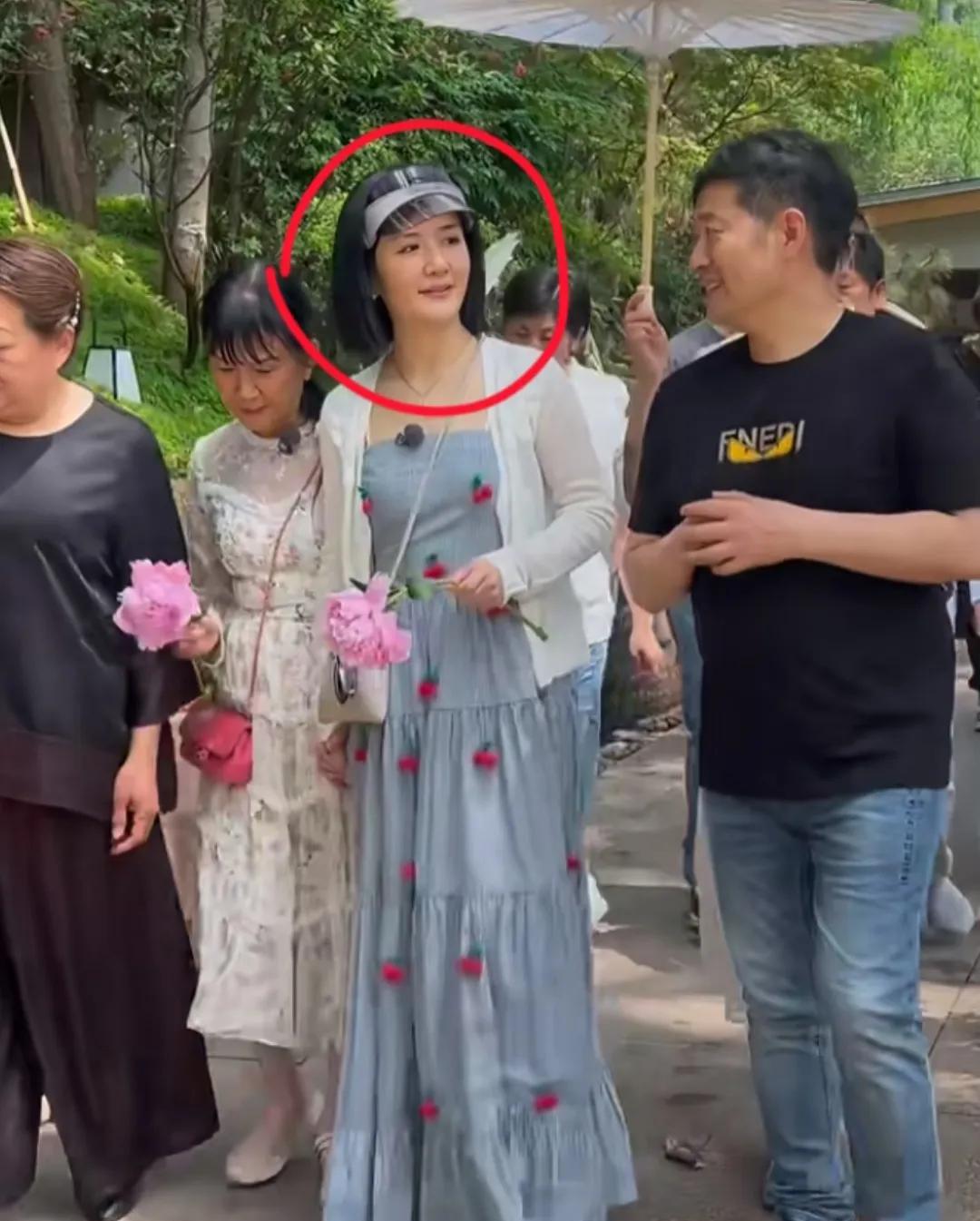 张杰算是捡到宝了。谢娜素颜的样子超级美，虽然已经44岁，但保养得非常好，皮肤白
