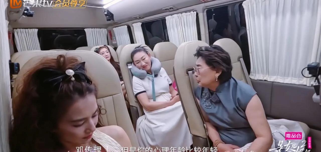 黄圣依妈妈对着镜头强调李嘉格妈妈比程潇妈妈心态年轻很多。黄圣依妈妈真的