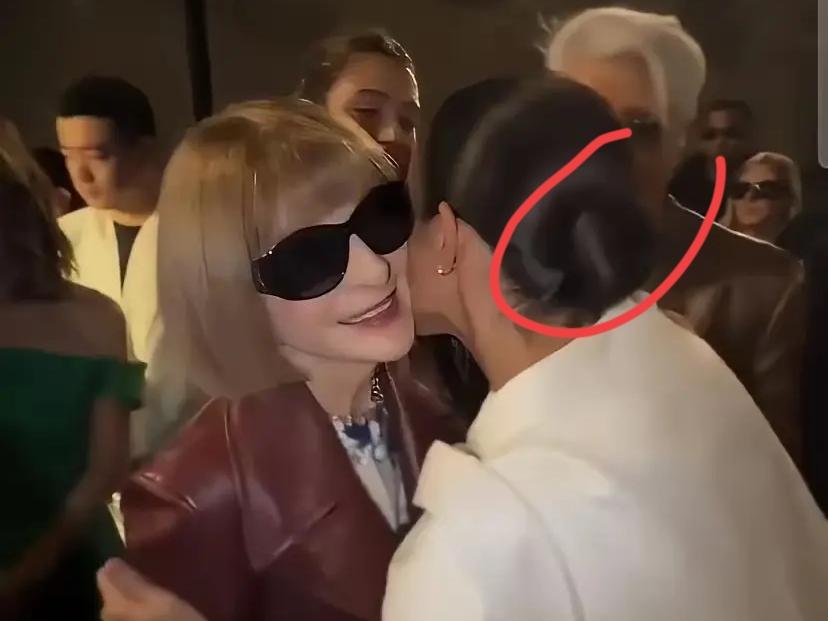 梅根面子不小呀！居然得到了时尚大魔头的认可巴黎时装周最出风头的，并非明星，而是