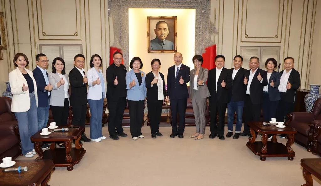 蓝营的县市长终于团结起来了，这要感谢民进党，因为民进党删减地方一般性预算，导致蓝