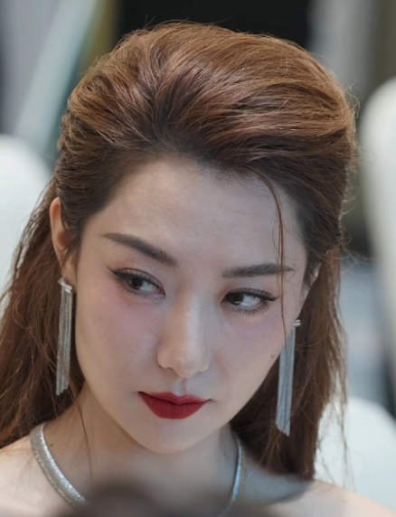 微胖的白冰是人间绝色，减肥后的白冰已泯入世间一凡人