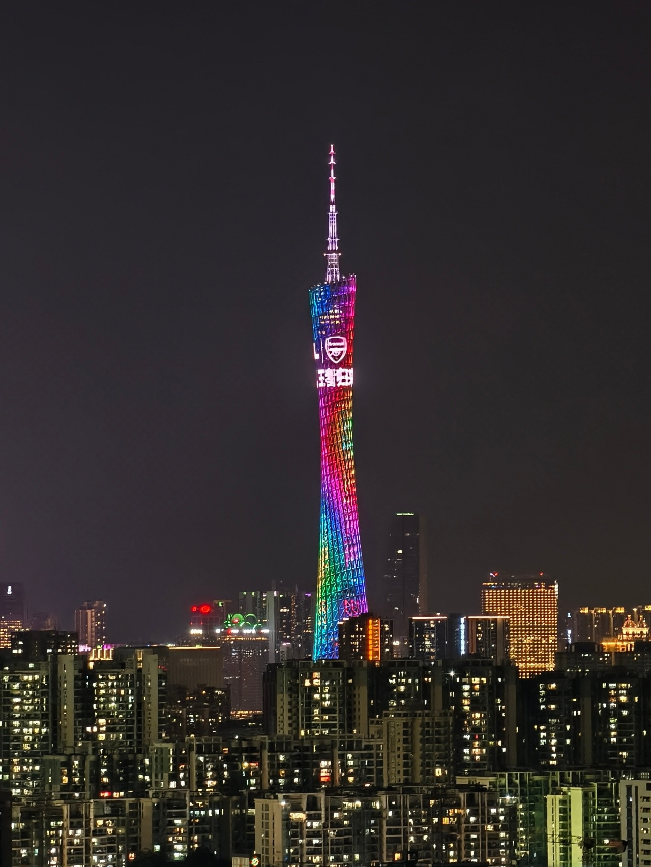 排面! 阿森纳队徽点亮广州塔, 配文: 王者归来