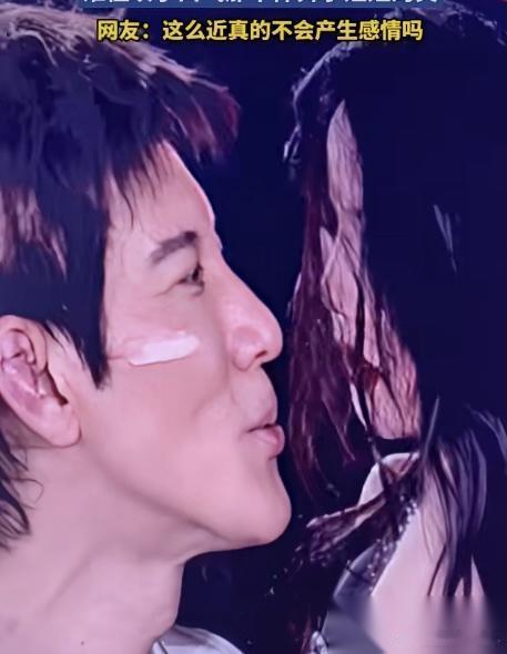 王力宏演唱会上摔了还不老实？一跤把耳朵摔骨裂，摔这么严重，可把大家心疼坏了，疼