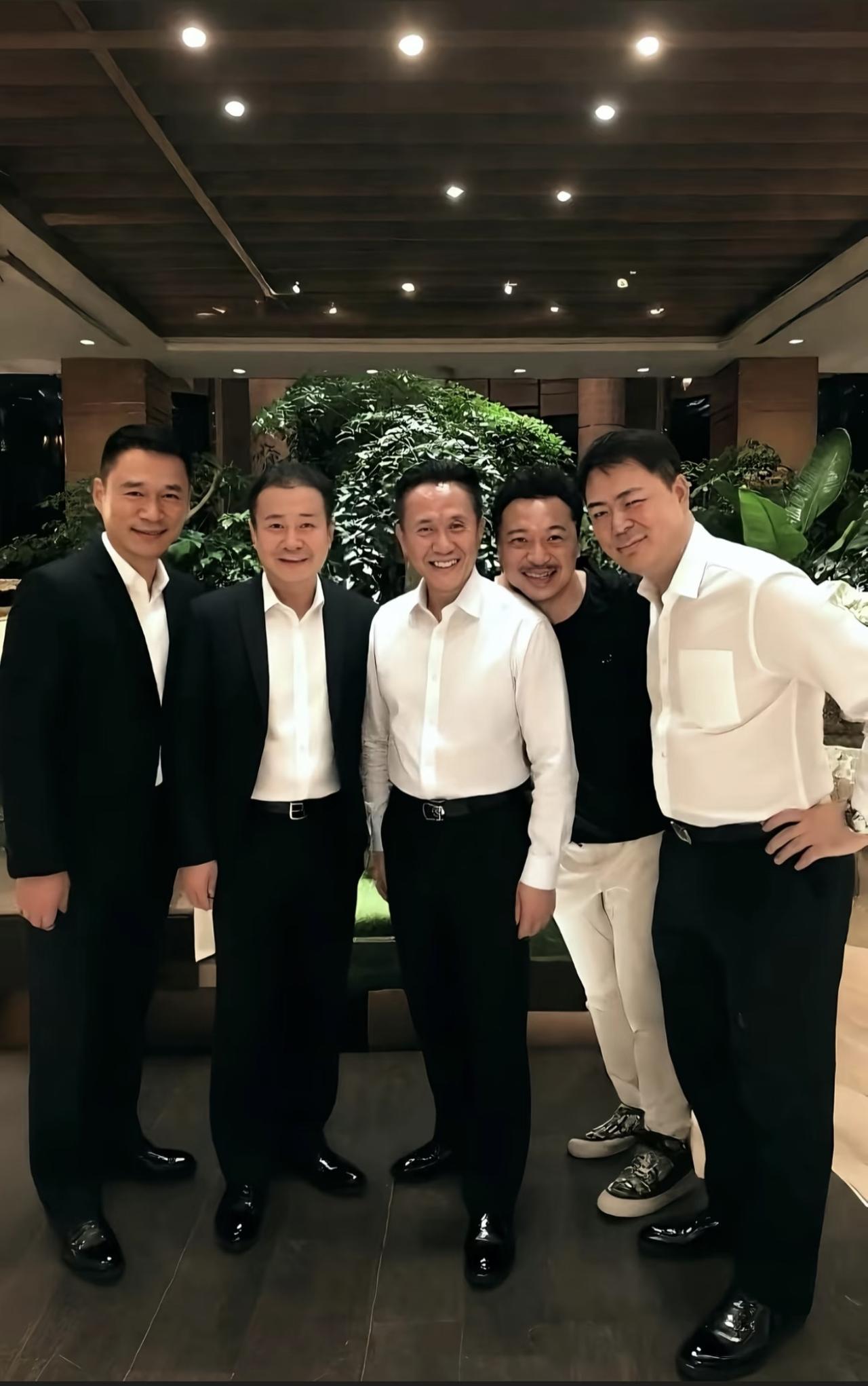 一部剧里的老戏骨合影，八年过去了，他们饰演的角色，依然记忆犹新。人民的名义合影