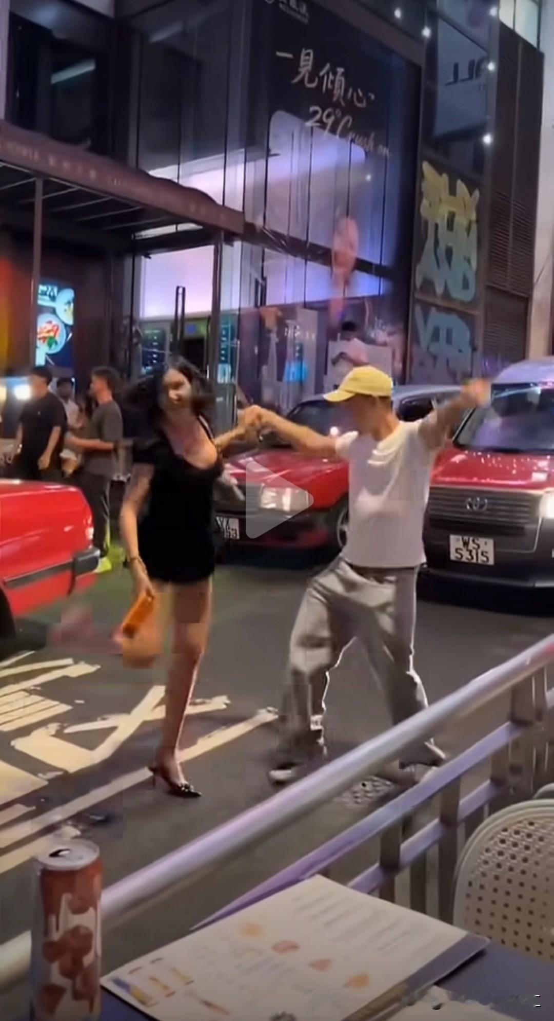 香港兰桂坊一隅，的士也不急了，路人也不偷拍挂网上骂了，所有人都含笑凝望着自由的灵