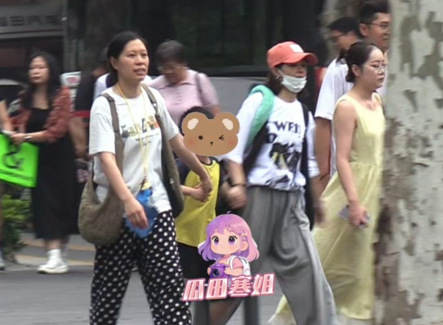 终于知道赵丽颖这两个月没有露面的原因了，原来是她陪着儿子想想准备幼升小。陪读的家