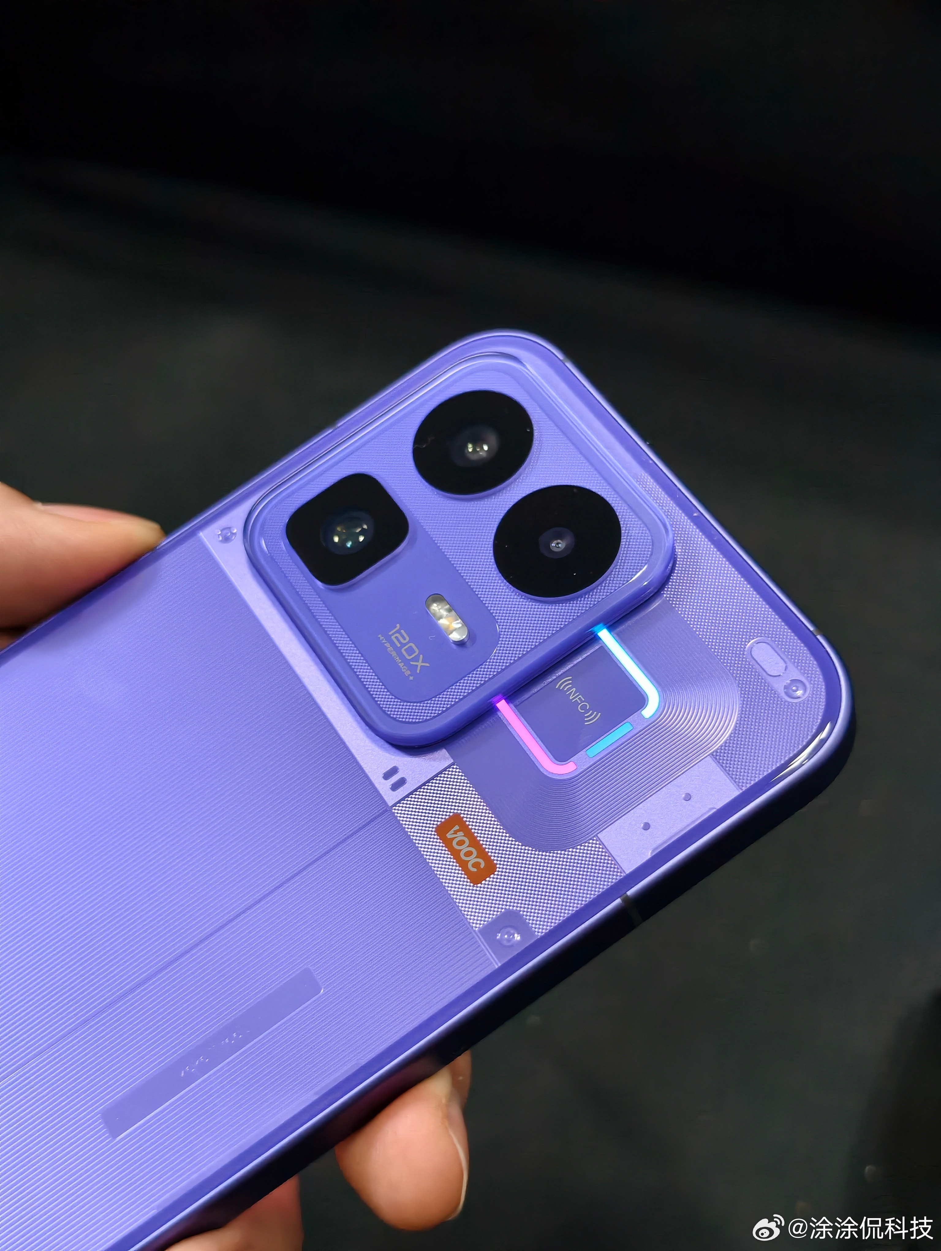 真我Neo8配色太戳我审美了，不知道有多少同学是因为这个配色才入手的，至少我在选