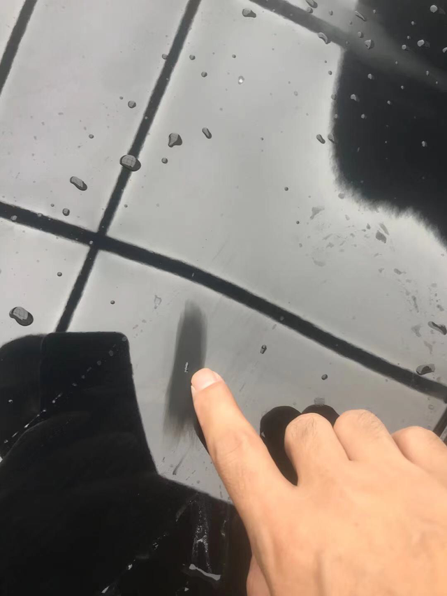 车漆真是薄之前听说老特车漆薄，还真是。拿车、上牌，还没怎么跑，贴车衣时发现两处