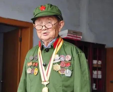 1940年一个小学生走在小胡同里，迎面撞上日本宪兵队长茨谷五雄，两人擦肩而过，茨
