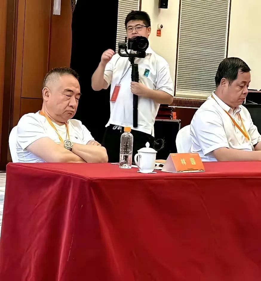 林园这张照片，告诉一众散户如何炒股，“一旦买入，直接睡觉，不去理他，等你再睁眼