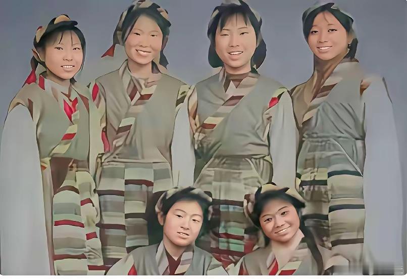 你能看出其中那个是15岁的巩俐吗？少女时代的她，已初步显露出自己文艺方面的才华。
