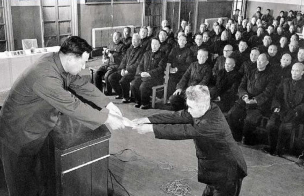 1975年，已经82岁高龄的毛主席突然问身边的人：功德林里，还有国民党战犯吗？“