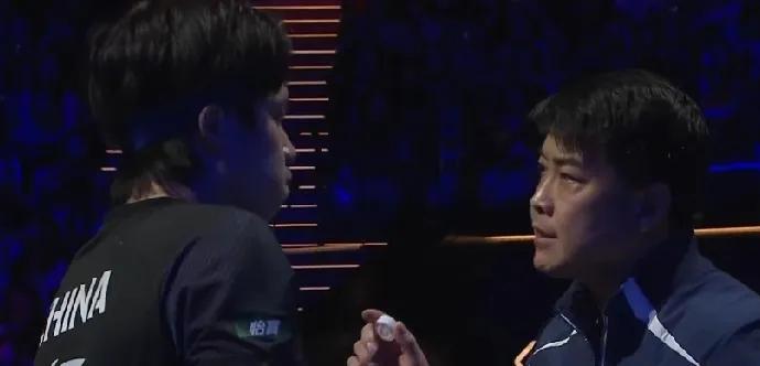 王浩教练情绪价值给的太足了！在国际乒联单打世界杯的决赛中发生极其疯狂一幕：王