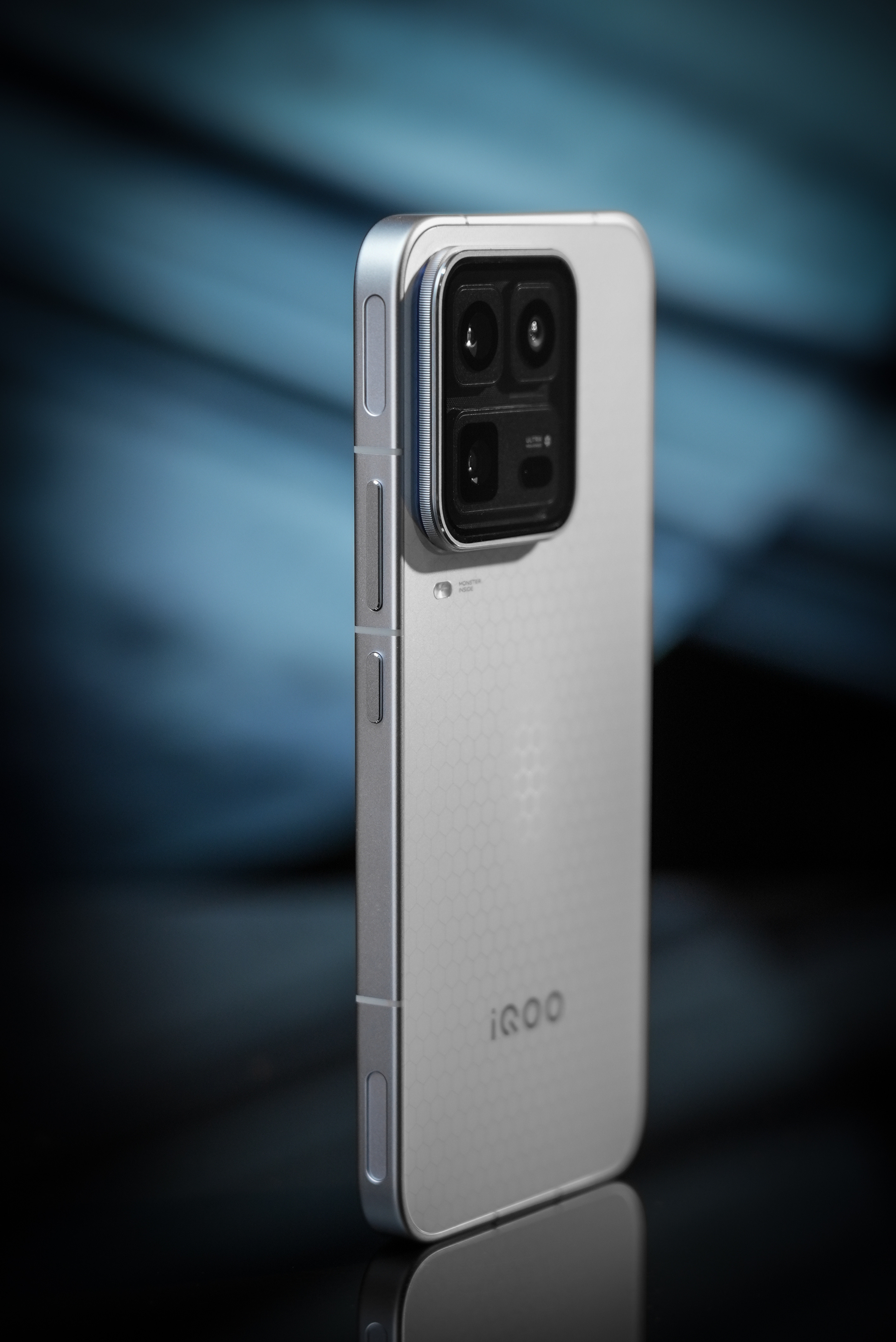 iQOO15Ultra这个2049配色，真的长在我审美上，哑光银后盖自