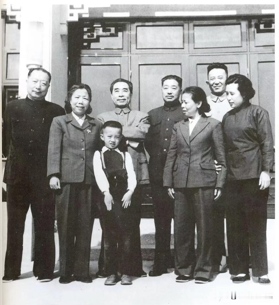 1960年10月，周恩来、邓颖超同贺龙、聂荣臻、罗瑞卿等在北京合影。贺龙、聂荣臻