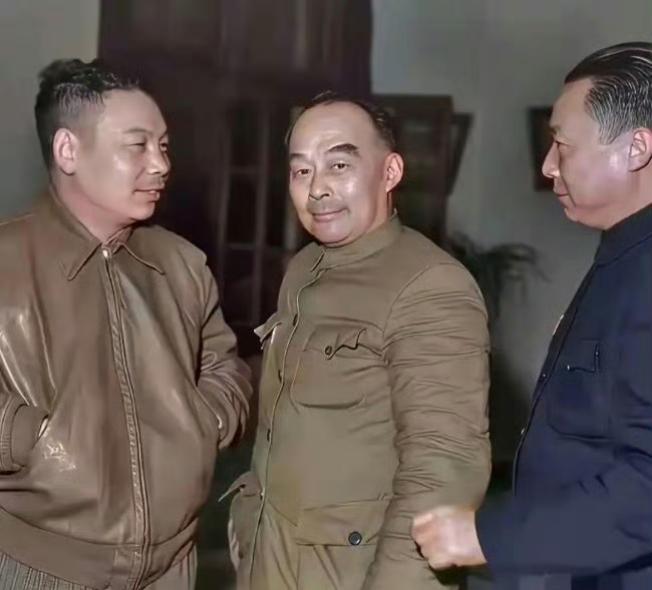 1949年12月10日，蒋经国、胡宗南、毛人凤在成都北较场的一张合影。也就是这一