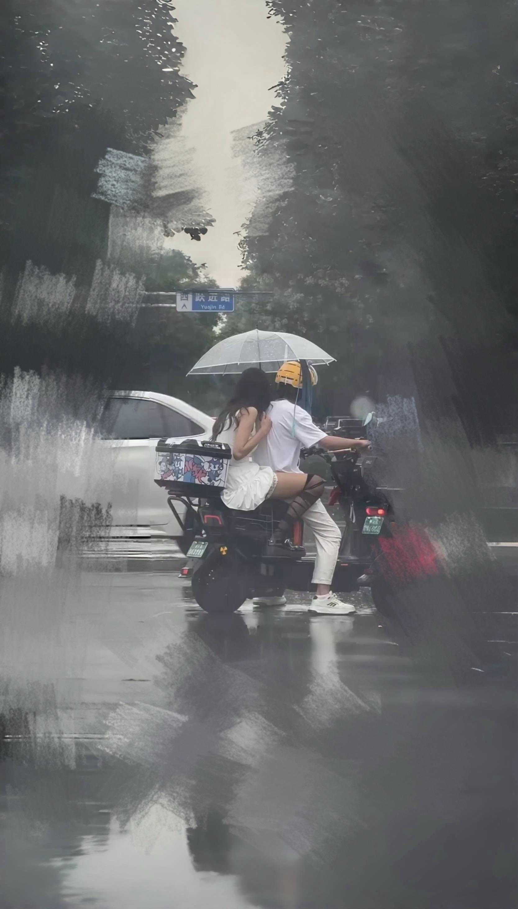 下雨天陪男孩子出来送外卖的女孩子可不多了