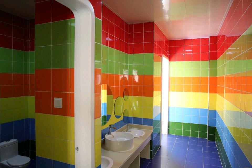 杭州张女士心疼儿子在厕所吃泡面这事，真让人感慨。她儿子初二，饭量大增，家里做饭米