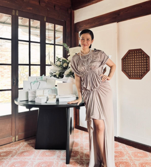 演员孙艺珍在自己的Instagram上传了多张照片照片中，孙艺珍一头齐下巴短发